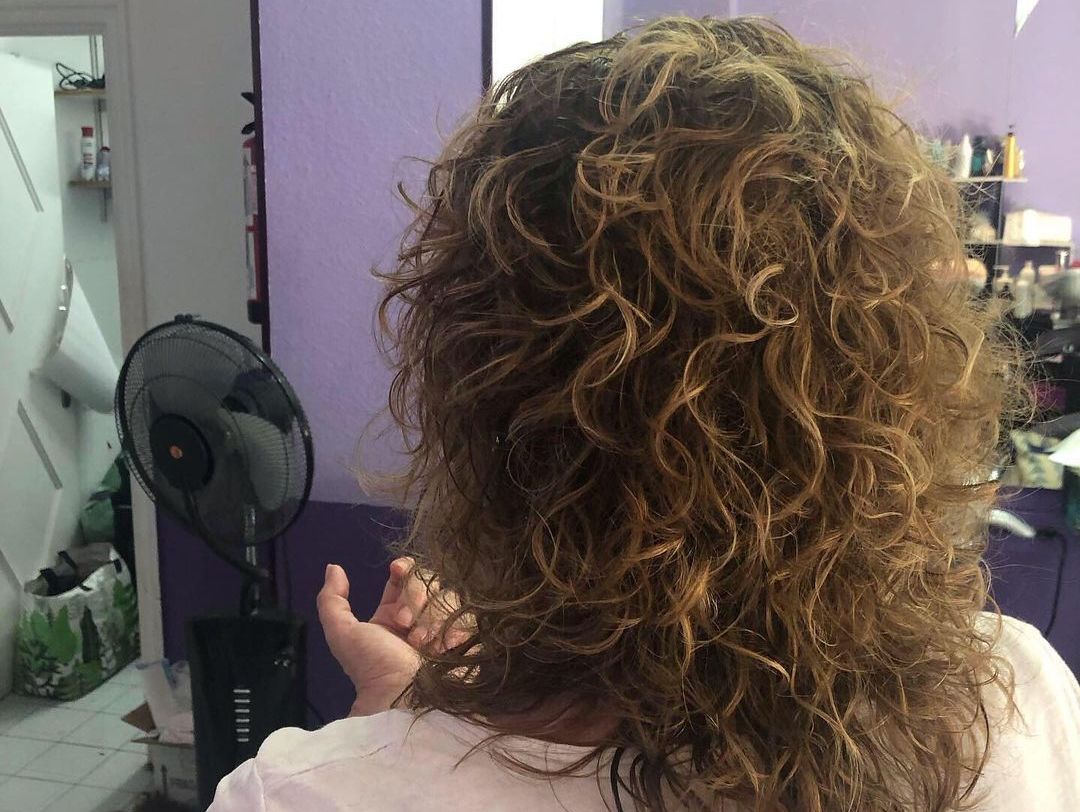 pelo rizado castaño